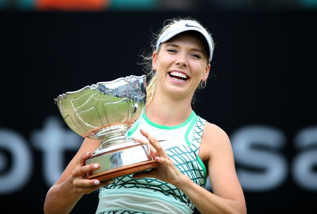 Katie Boulter with the Rothesay Open trophy 