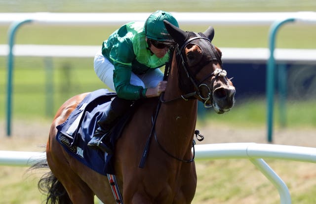 Giselle in winning action at Lingfield