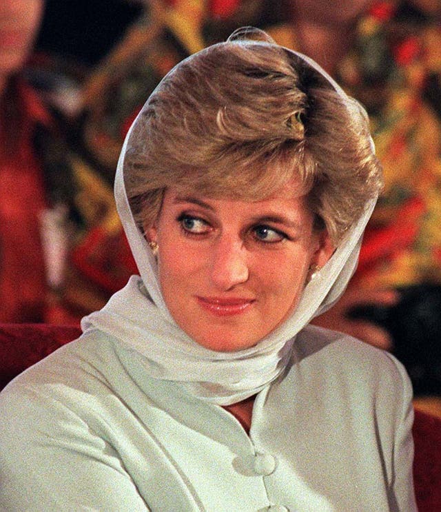 Diana wearing a headscarf as she visits Pakistan