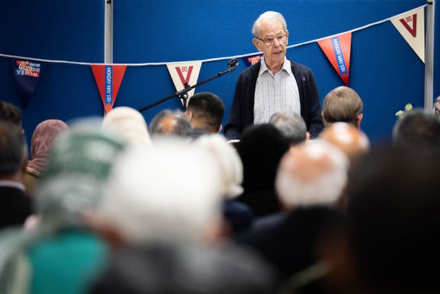 Holocaust survivor John Hajdu speaks to members of the Muslim community at the Shah Jahan Mosque in Woking 