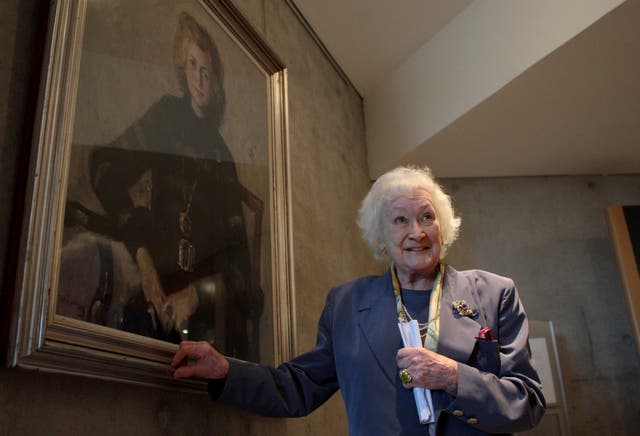 Winnie Ewing in front of a portrait of her unveiled in Holyrood