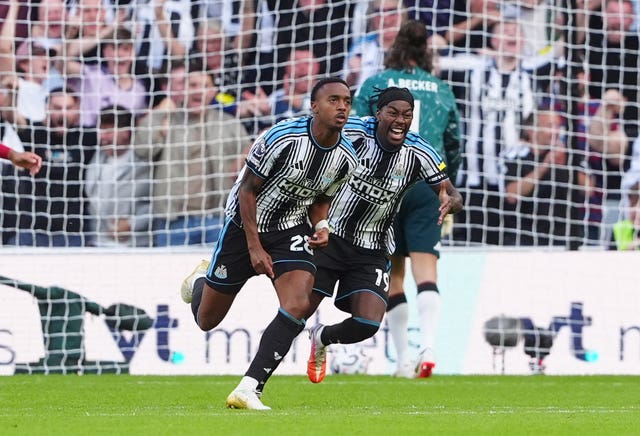 Joe Willock celebrates