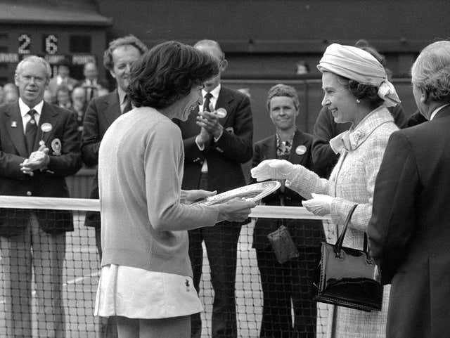 The Queen presents Virginia Wade with the trophy 