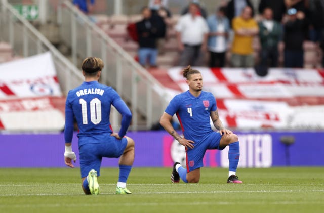 England’s Jack Grealish and Kalvin Phillips take a knee 