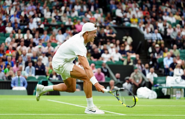 Holger Rune runs to hit a forehand