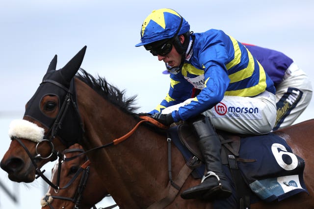 Larchmont Lass and Harry Cobden at Sandown 