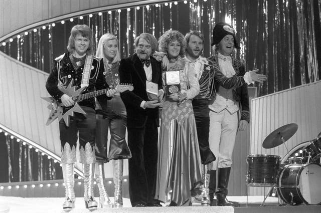 SWEDISH POP GROUP “ABBA” AT THE EUROVISION SONG CONTEST IN BRIGHTON IN WHICH THEY WON WITH THEIR SONG “WATERLOO”. FROM LEFT TO RIGHT: BJORN ULVAEUS, AGNETHA FALKSTOG, ANNIFRID LYNGSTAD AND BENNY ANDERSSON