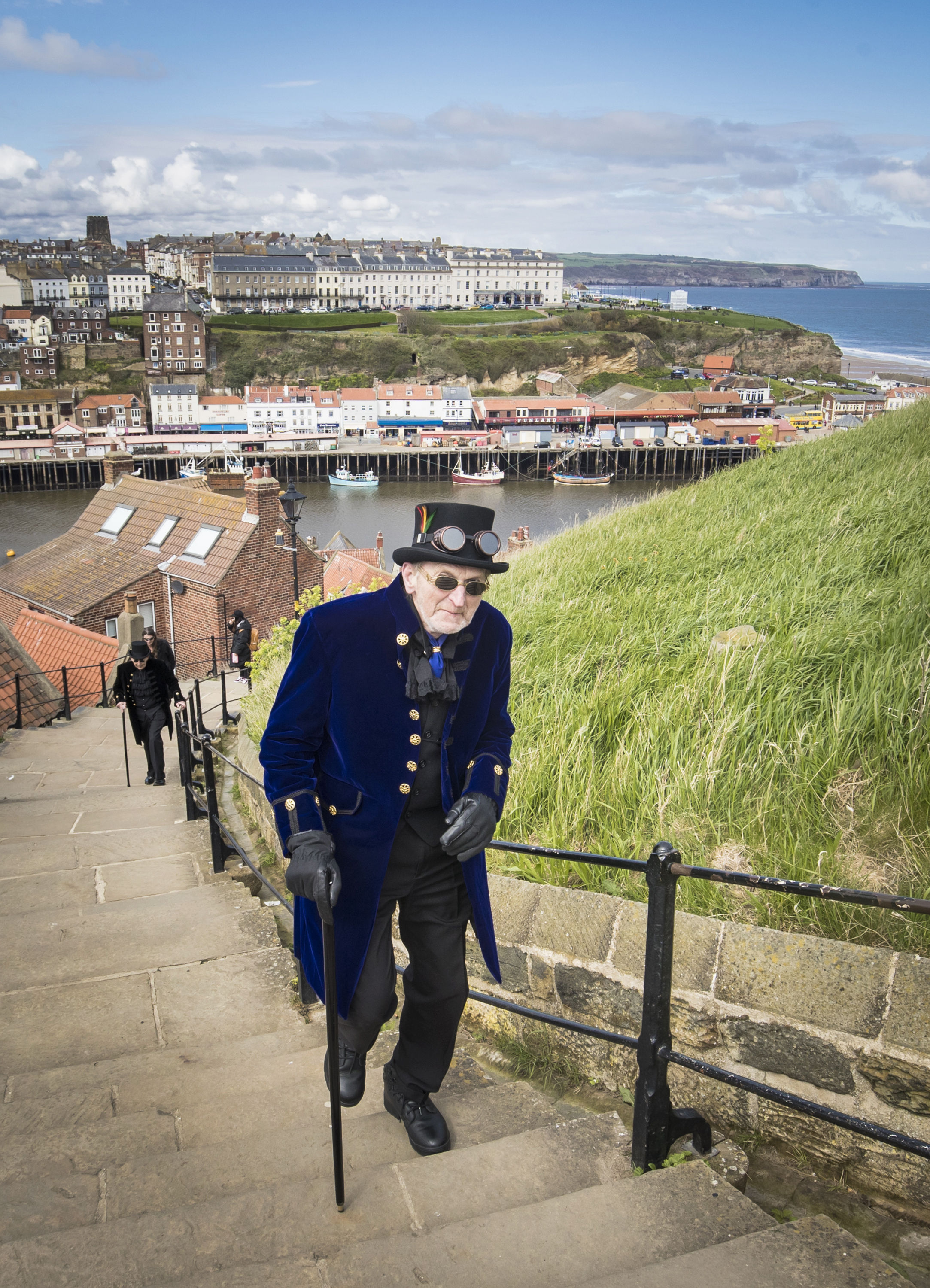 In Pictures: Vampires And Steam Punks Stalk Streets Of Whitby At Goth ...