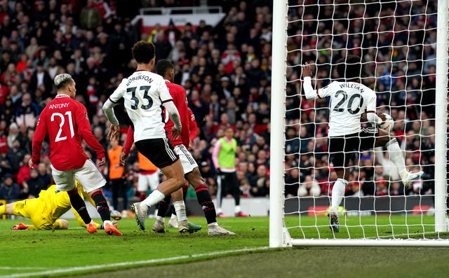 Willian handles the ball on the goal line