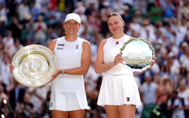 Iga Swiatek with the Venus Rosewater Dish alongside Amanda Anisimova with her runners up trophy 