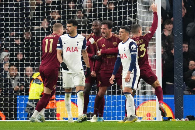 Roma celebrate Mats Hummels equaliser 