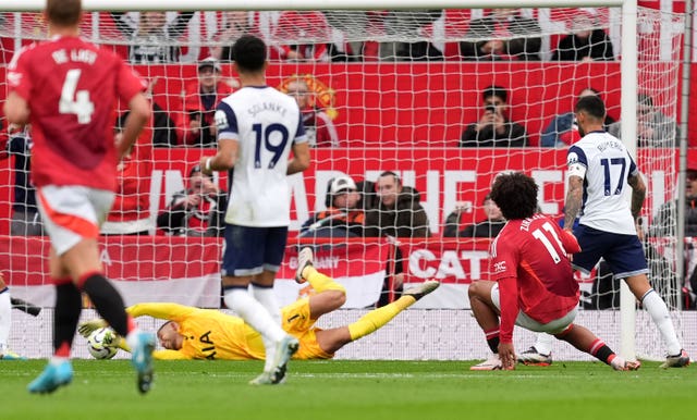 Manchester United’s Joshua Zirkzee, second right, has a close-range shot saved by Tottenham goalkeeper Guglielmo Vicario