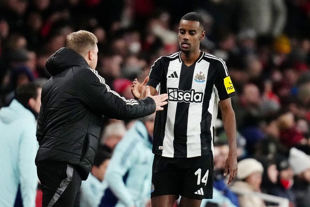 Alexander Isak shakes hands with Eddie Howe