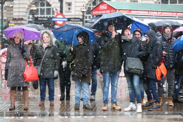 Londoners shelter from the snow