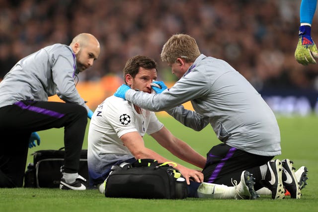 Jan Vertonghen is treated after clashing heads with Toby Alderweireld