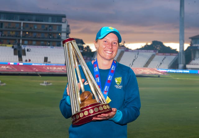 Alyssa Healy and the Ashes trophy