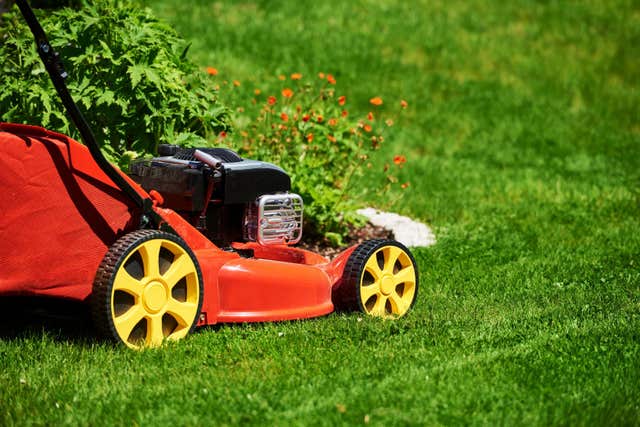 Mowers collect leaves (Thinkstock/PA)