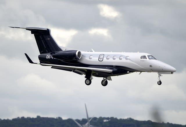A private jet carrying Andoni Iraola arrives in Liverpool