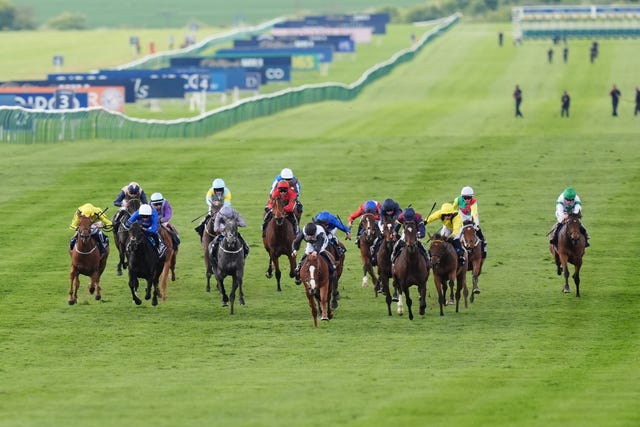 Jamie Spencer was forced to switch widest of all on Tamfana (far right) in the 1000 Guineas