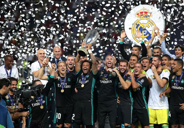 Marcelo lifts the UEFA Super Cup trophy