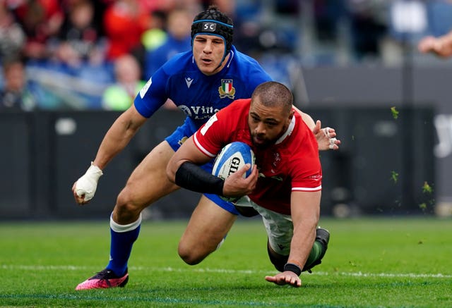 Taulupe Faletau scores a try