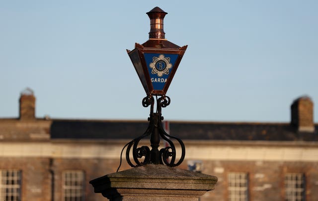 The Garda logo on a lamp