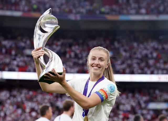 Leah Williamson lifts the Euro 2022 trophy