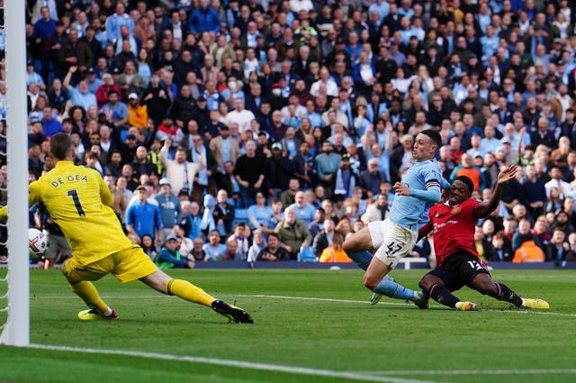 Phil Foden scores Manchester City's fourth 