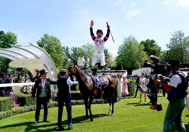 Frankie Dettori jumps from horse