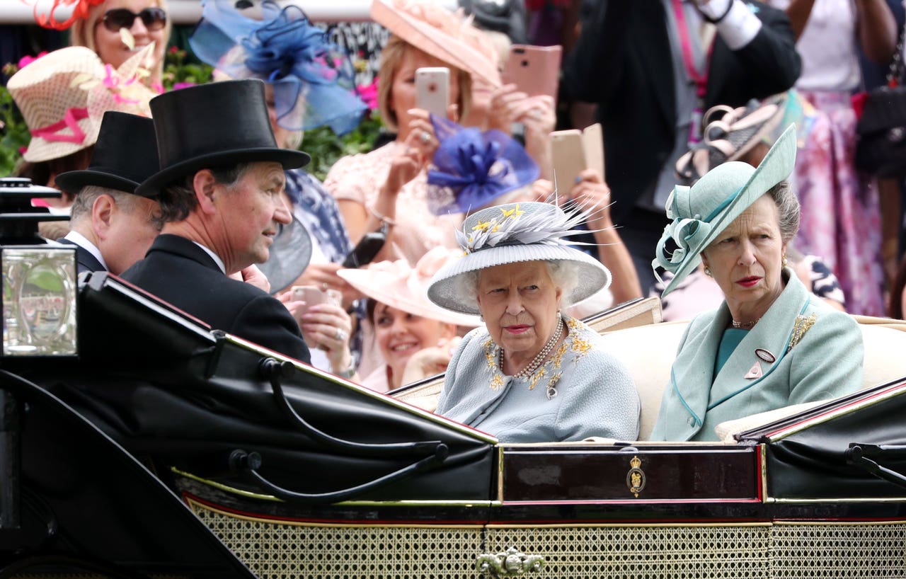 Queens right. Royal Ascot праздник в Британии ризы. Her Majesty Royal Ascot. День на скачках Queen. Выставку фотографий королевы Елизаветы аскот 2023.