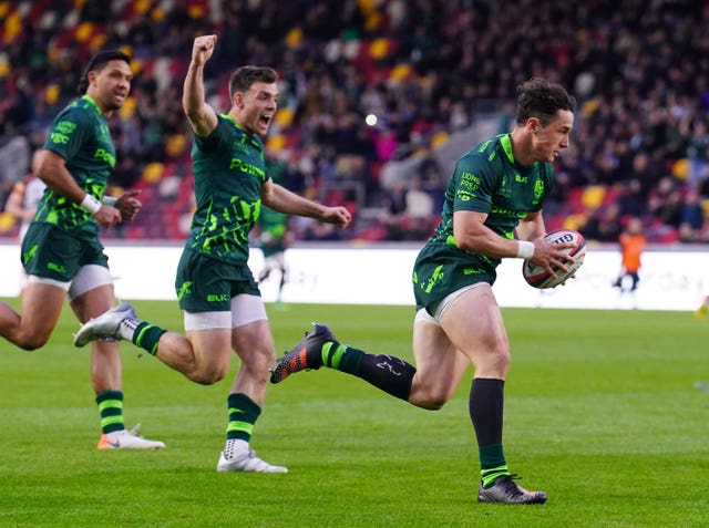 Henry Arundell (right) scores for London Irish