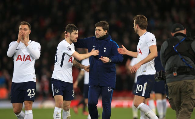 Mauricio Pochettino (centre) 