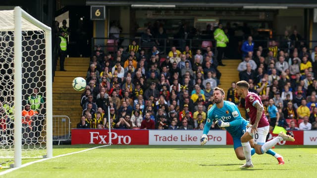 Manuel Lanzini, right, scores West Ham's second