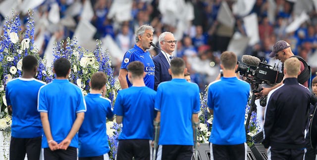 Singer Andrea Bocelli sings as Leicester manager Claudio Ranieri looks on 