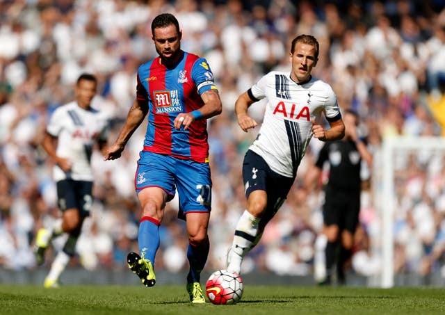Crystal Palace's Damien Delaney shields the ball from Kane, right, in 2015