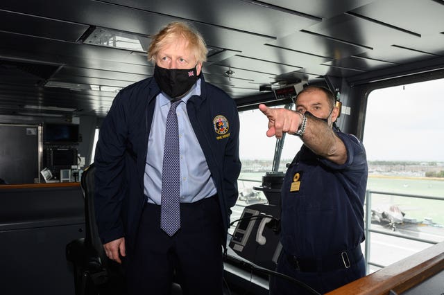 PBoris Johnson speaking with a member of the bridge crew onboard the aircraft carrier