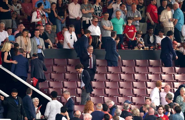 Sir Keir Starmer gives a thumbs up at Old Trafford