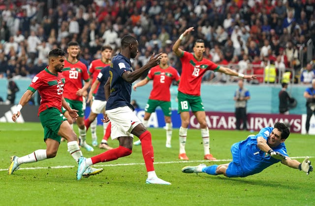 Randal Kolo Muani scores France's second goal