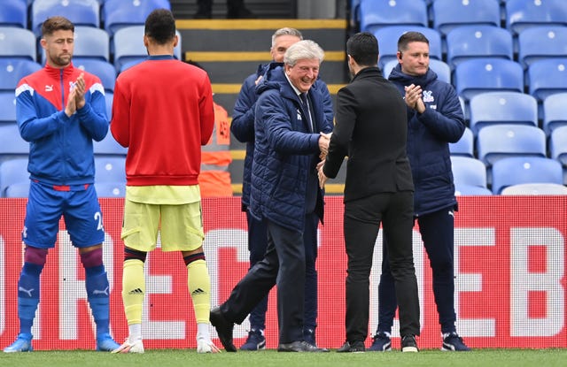 Crystal Palace manager Roy Hodgson (centre) shakes hands with Arsenal manager Mikel Arteta (2nd right) 