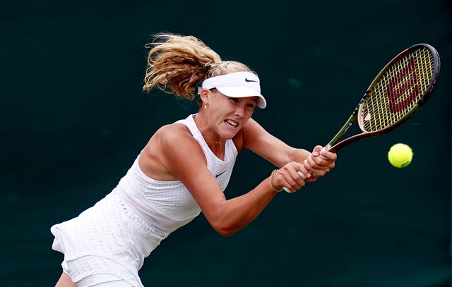 Mirra Andreeva hits a backhand at Wimbledon