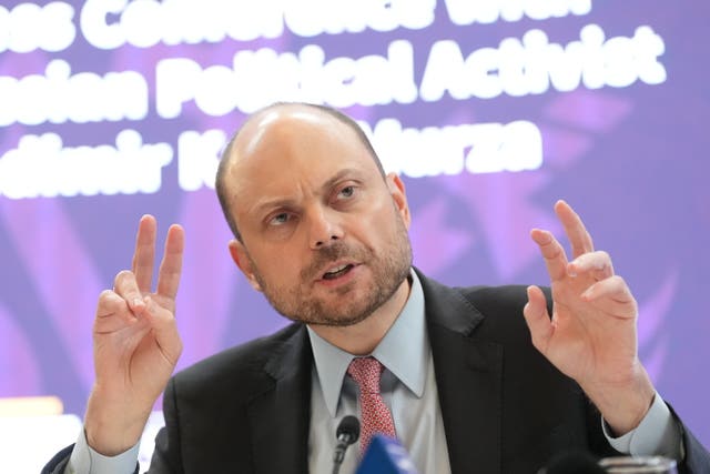 Vladimir Kara-Murza press speaking at a conference