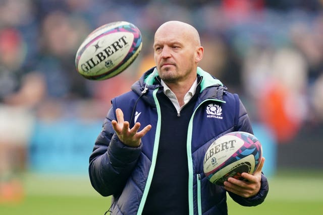 Gregor Townsend throws a ball