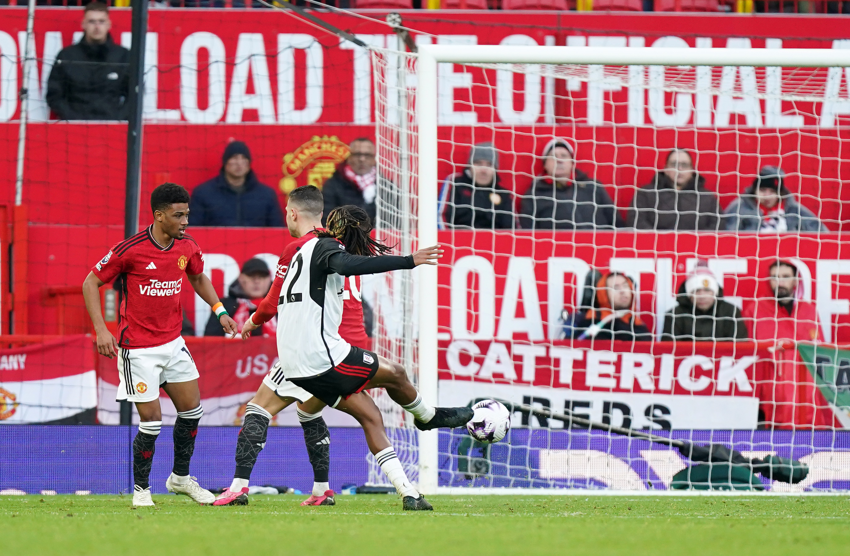 Manchester United 1-2 Fulham: Injury-time Alex Iwobi Winner Secures ...