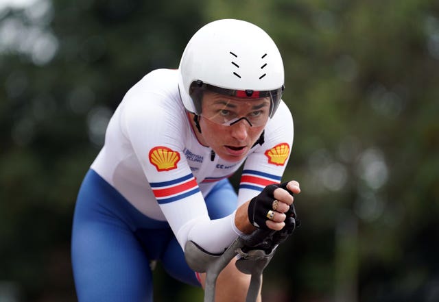 Sarah Storey in cycling action