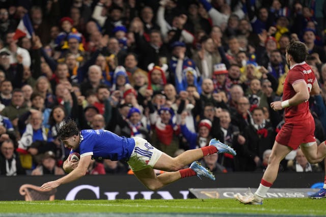 Fabien Brau-Boirie scores a try for France