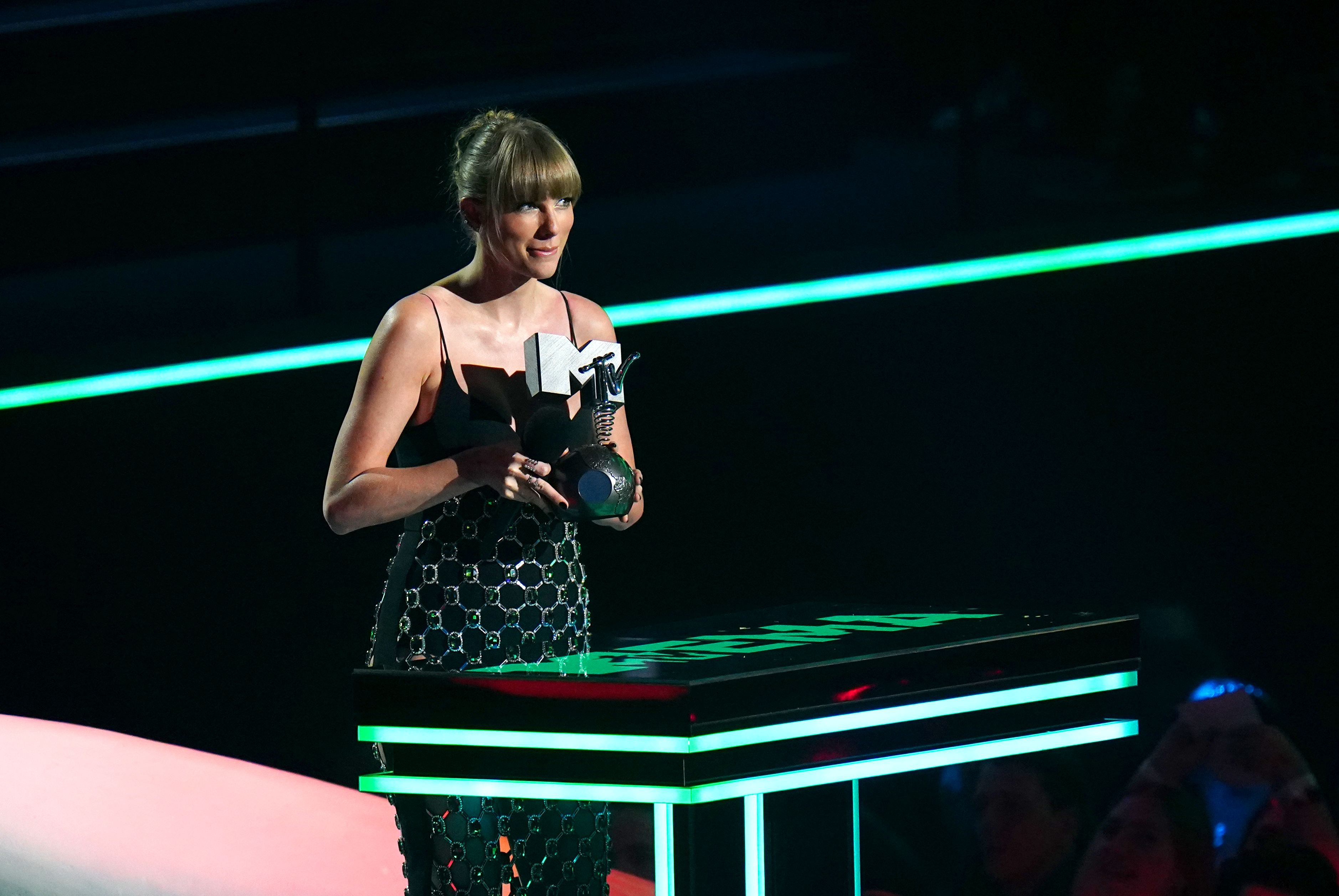 Taylor Swift Triumphs At 2022 MTV Europe Music Awards As She Claims Top ...