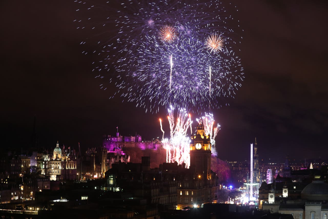 Thousands of tourists visit edinburgh every year. Happy Hogmanay. Салют в Шотландии. Шотландский новый год фейерверки. Hogmanay Celebration.