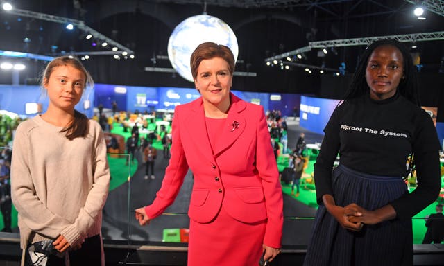 First Minister Nicola Sturgeon (centre) meets climate activists Greta Thunberg (left) and Vanessa Nakate (right) during the Cop26 summit 