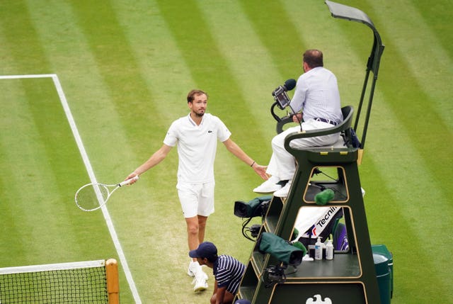 Daniil Medvedev argues with the chair umpire 