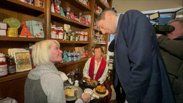 Simon Harris speaks to diners at a cafe